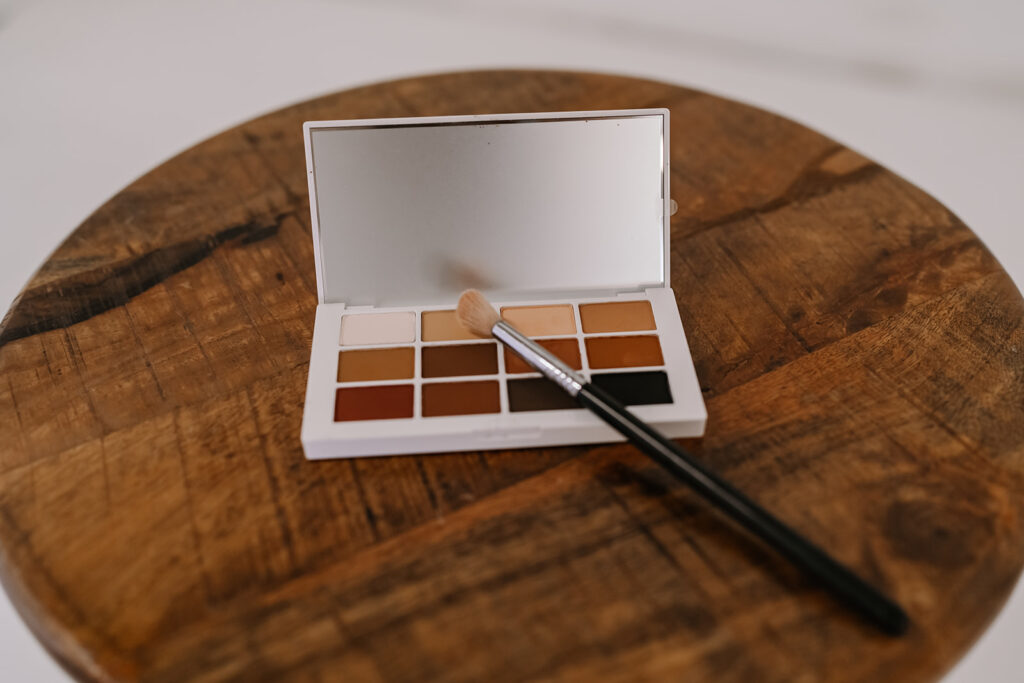 Eyeshadow product for makeup lessons